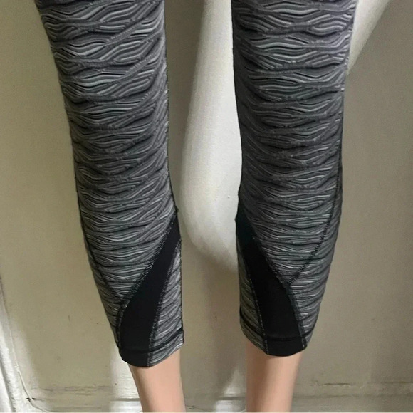 LULULEMON ATHLETICA Women’s Capri Leggings - Picture 6 of 12